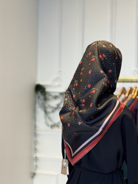  Armine Siyah Gül Desenli Twill İpek Eşarp
