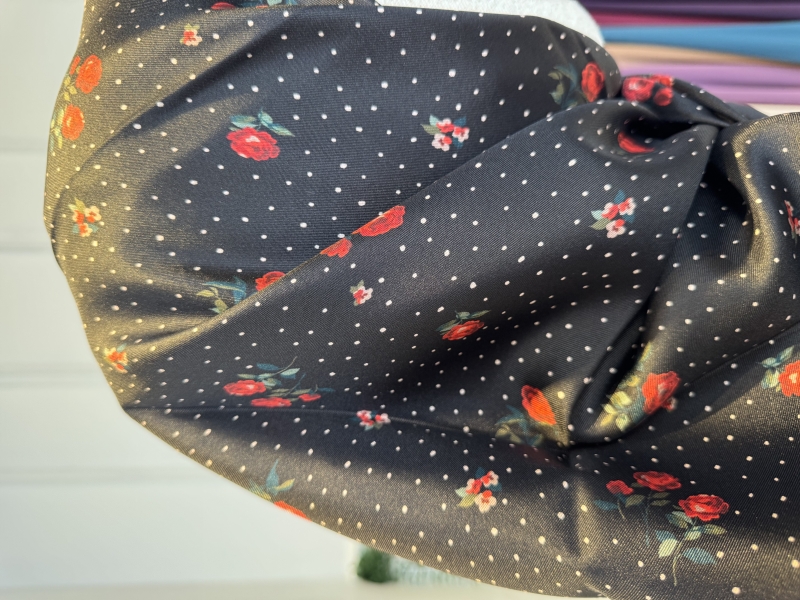  Armine Siyah Gül Desenli Twill İpek Eşarp
