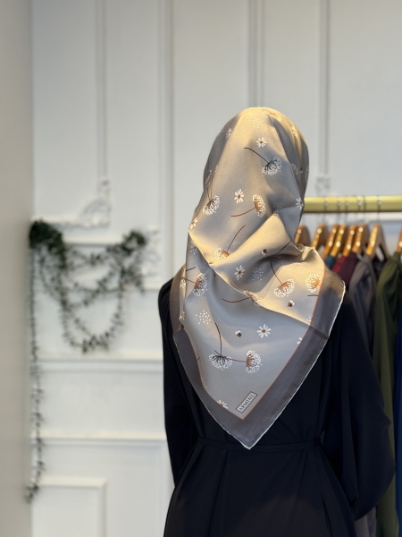 Armine Gri Papatya ve Karahindiba Desenli Twill İpek Eşarp