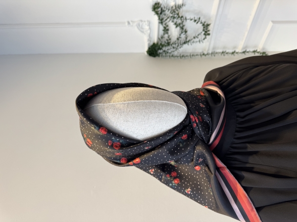 Armine Siyah Gül Desenli Twill İpek Eşarp