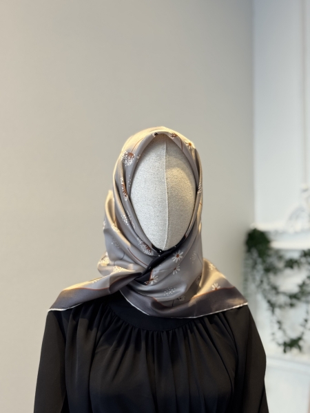 Armine Gri Papatya ve Karahindiba Desenli Twill İpek Eşarp